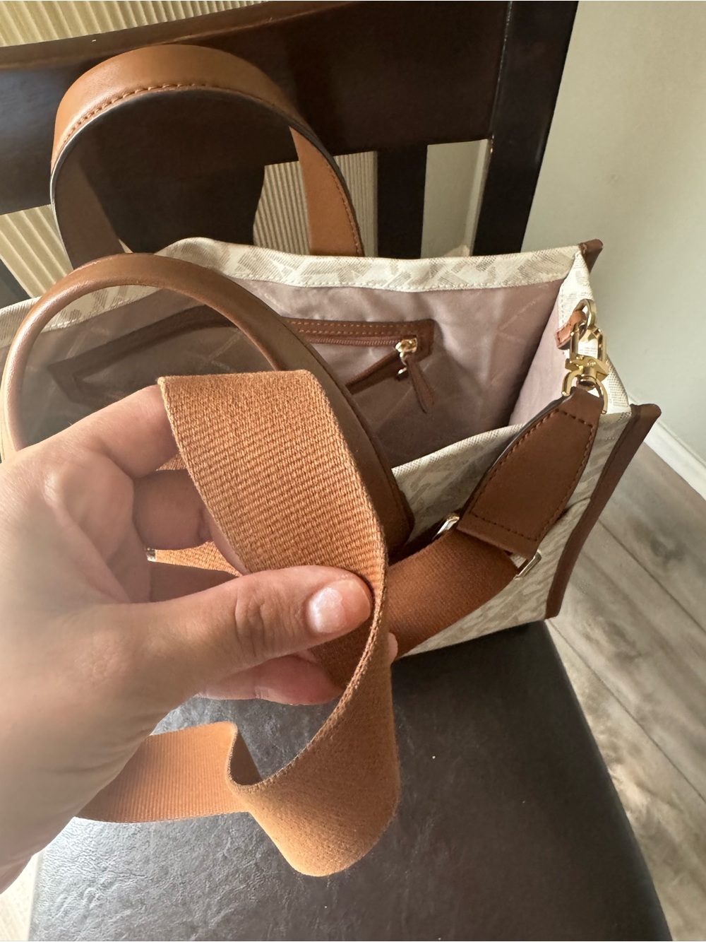 Michael Kors Gigi Large Tote Bag Beige and Brown caryall with Adjustable Strap - Picture 6 of 16